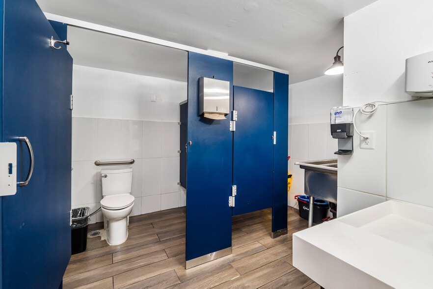 More Photos Of 3642 W 139th St, Hawthorne Movie Radio TVStudio For Sale