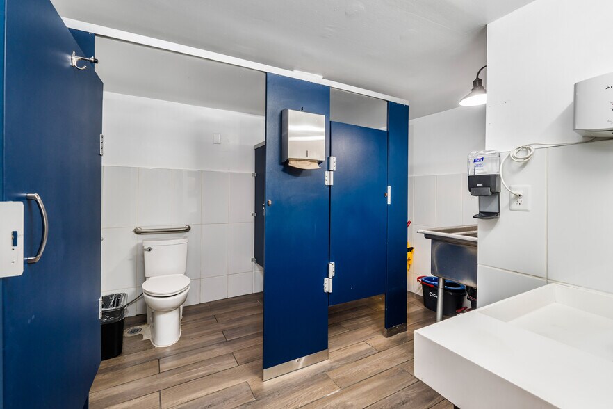 More Photos Of 3642 W 139th St, Hawthorne Movie Radio TVStudio For Lease