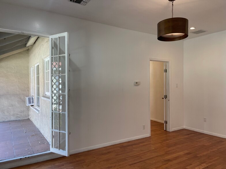 More Photos Of 7467-7475 Melrose Ave, Los Angeles Restaurant For Lease