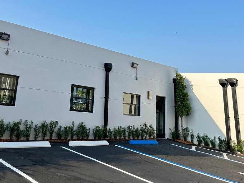 More Photos Of 2100 E Commercial Blvd, Fort Lauderdale Storefront Retail Office For Lease