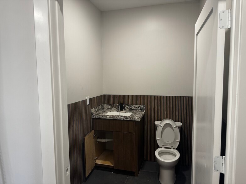 More Photos Of 2533 Roy Rd, Pearland Office For Lease