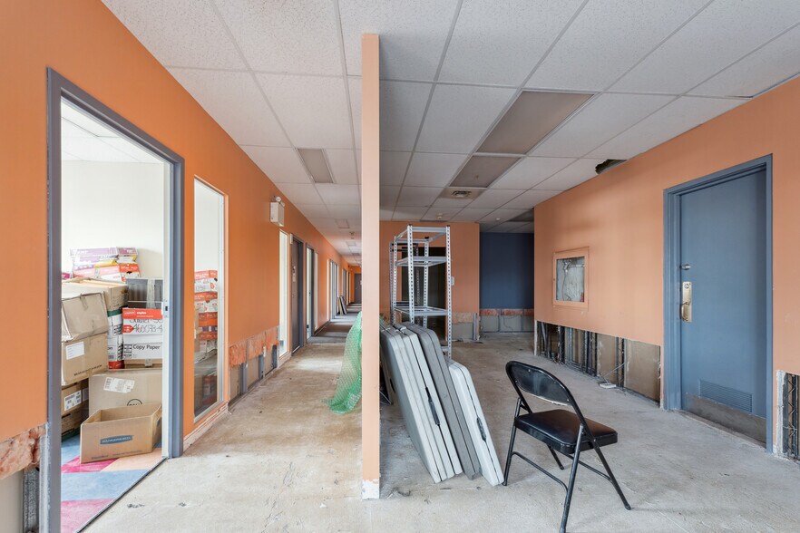 More Photos Of 3440-3444 Rue Ontario E, Montréal Office For Lease