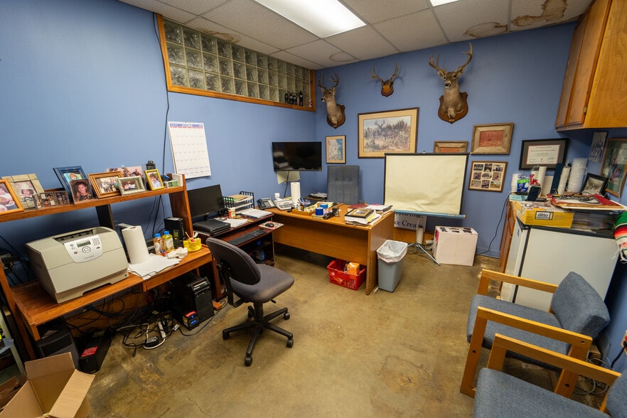 More Photos Of 1302 E Crestwood Dr, Victoria Storefront For Sale