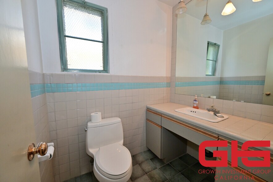 More Photos Of 88 N Hill Ave, Pasadena Storefront For Sale