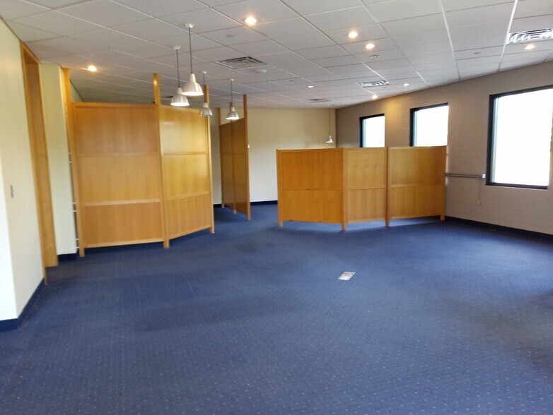 More Photos Of 12510 Fletcher Ln, Rogers Light Manufacturing For Lease