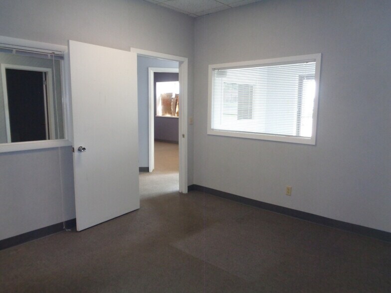 More Photos Of 3903-3913 S Lynn Ct, Independence Office For Sale