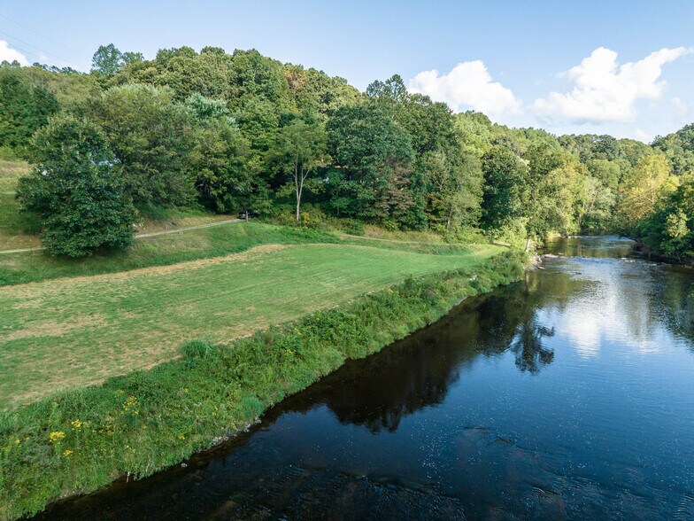 More Photos Of 371 Riverview Dr, Waynesville Manufactured Housing Mobile Home Park For Sale