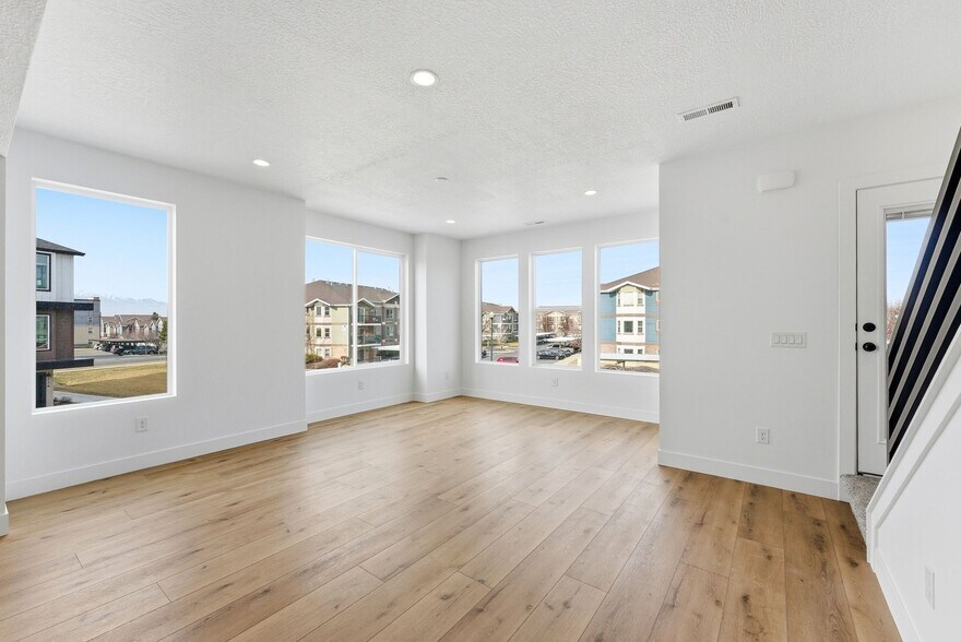 More Photos Of 132-144 E Chambord Ct, Sandy Apartments For Sale