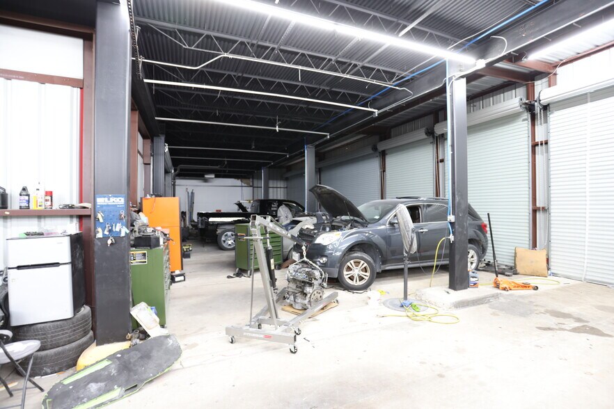 More Photos Of 101 Wells Fargo Dr, Houston Auto Repair For Sale