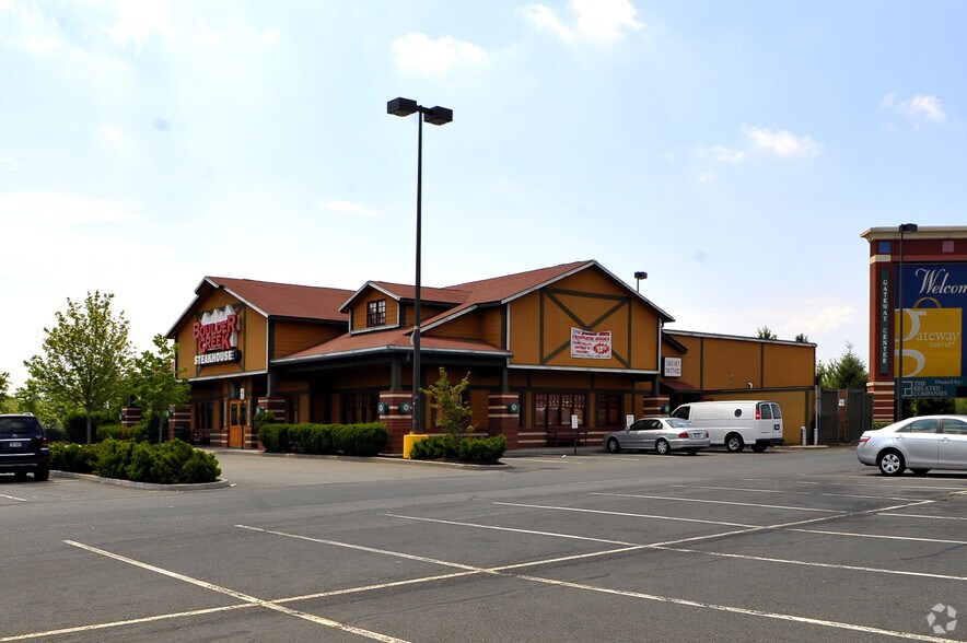 Primary Photo Of 355 Gateway Dr, Brooklyn Restaurant For Lease