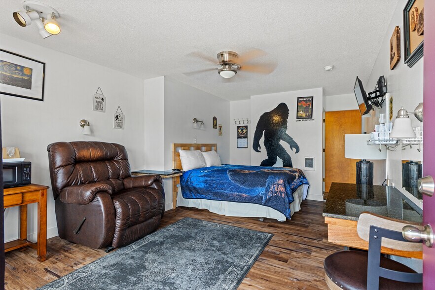 More Photos Of 787 N Central Blvd, Coquille Hotel For Sale