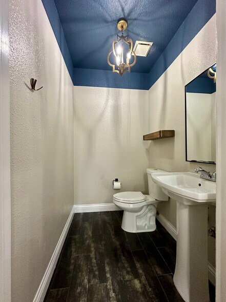 More Photos Of 348-350 Cernon St, Vacaville General Retail For Lease