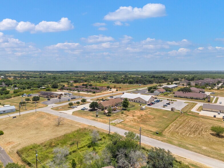 More Photos Of 140 Paloma Dr, Floresville Office For Sale