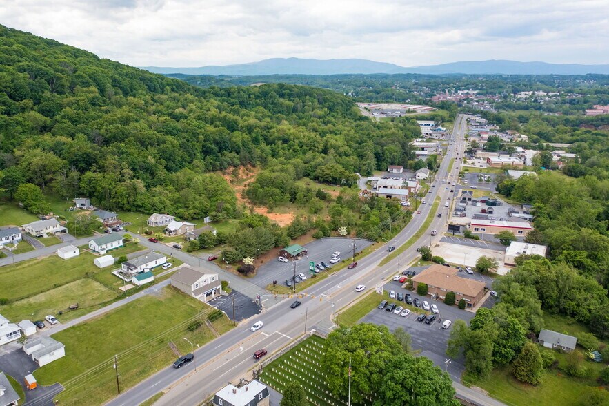 More Photos Of 902 Richmond Ave, Staunton General Retail For Sale