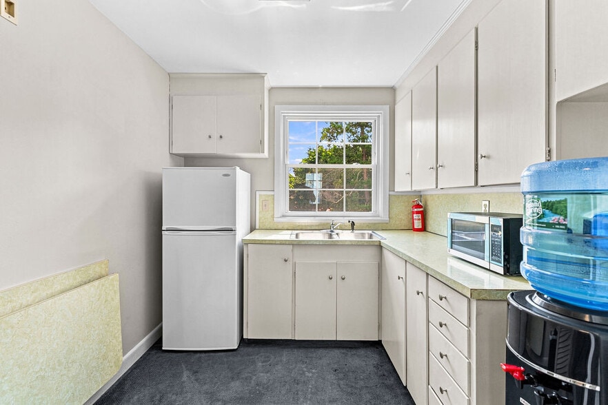 More Photos Of 17 Orchard St, New Bedford Office For Sale