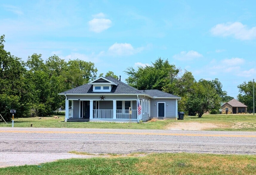 More Photos Of 802 E Broad St, Forney Office For Sale