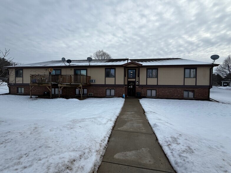 More Photos Of 165 S Chet Krause Dr, Iola Multifamily For Sale