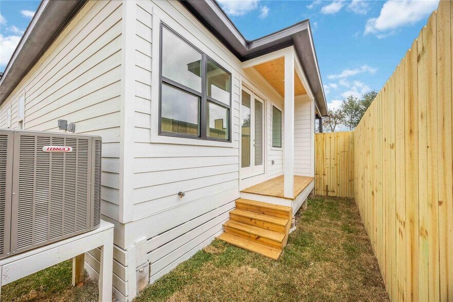 More Photos Of 422 E 41st St, Houston Multifamily For Sale