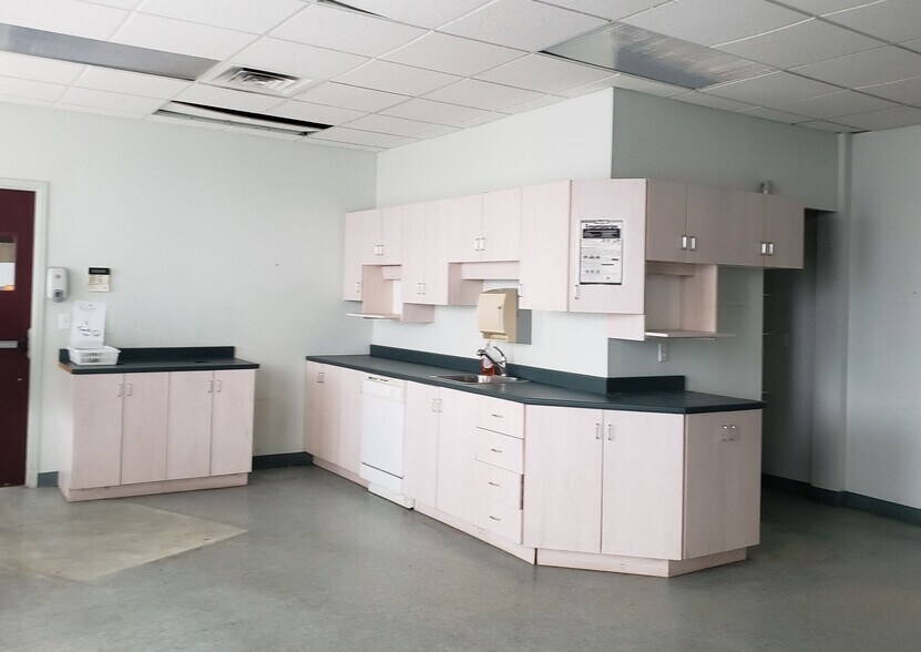 More Photos Of 2479 Parkedale Ave W, Brockville Office For Lease