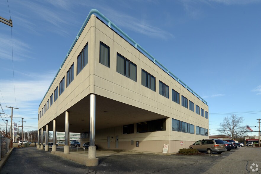 More Photos Of 11 Vanderbilt Ave, Norwood Office For Lease