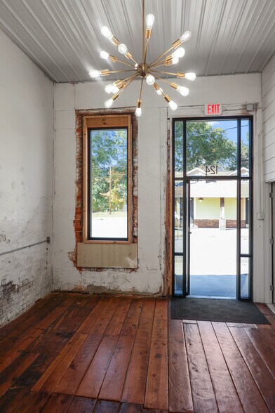 More Photos Of 124 Trinity St, Abbeville Storefront For Sale