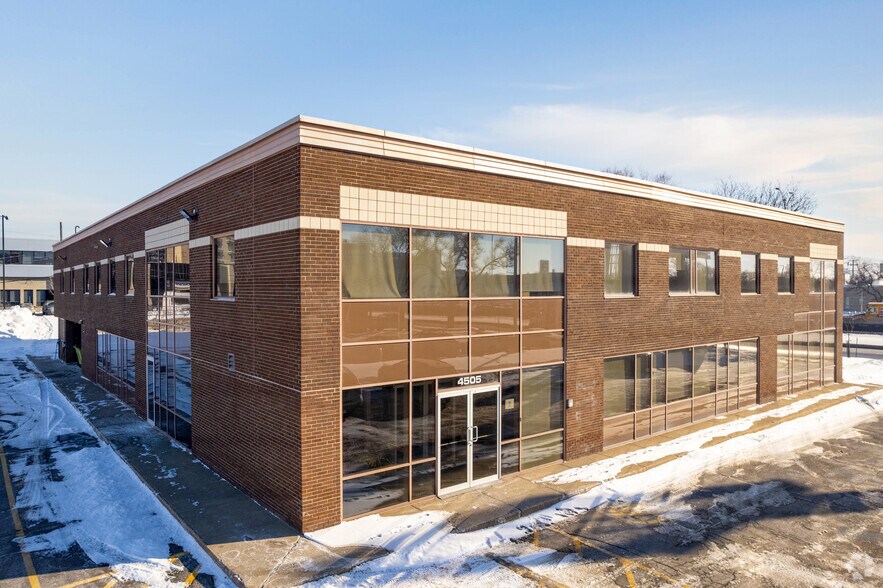 More Photos Of 4505 Boul Métropolitain E, Montréal Office For Sale
