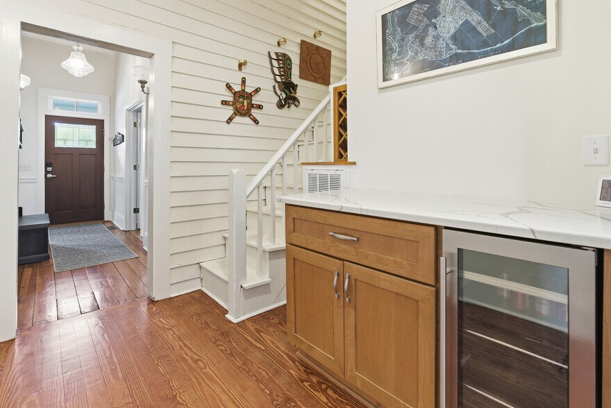 More Photos Of 119 N Davis St, Southport Hospitality For Sale