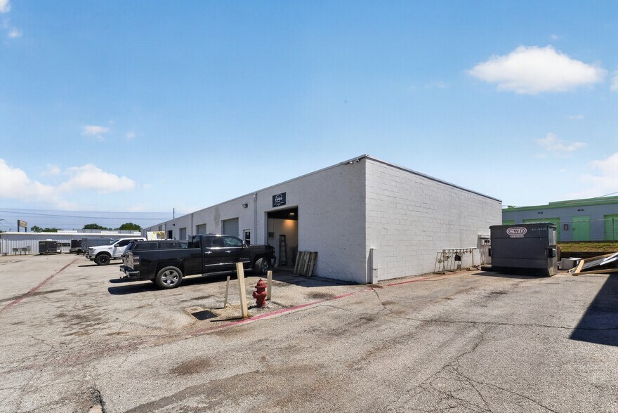 More Photos Of 2026 Pioneer Pky W, Arlington Showroom For Lease