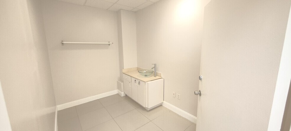 More Photos Of 12550 Biscayne Blvd, North Miami Medical For Lease