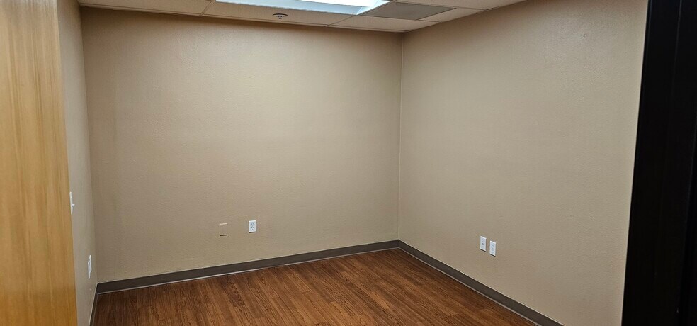 More Photos Of 5293 NE Elam Young Pky, Hillsboro Showroom For Lease