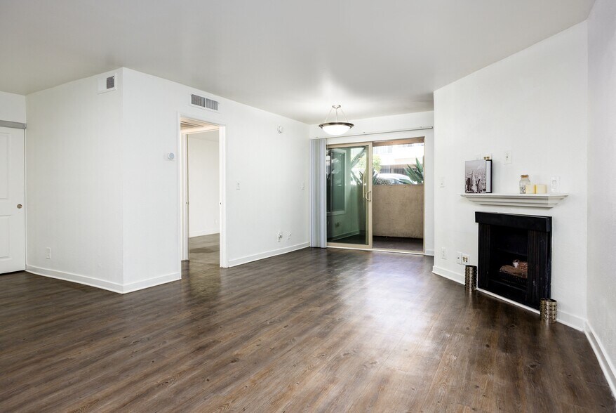 More Photos Of 7230 Franklin Ave, Los Angeles Apartments For Sale