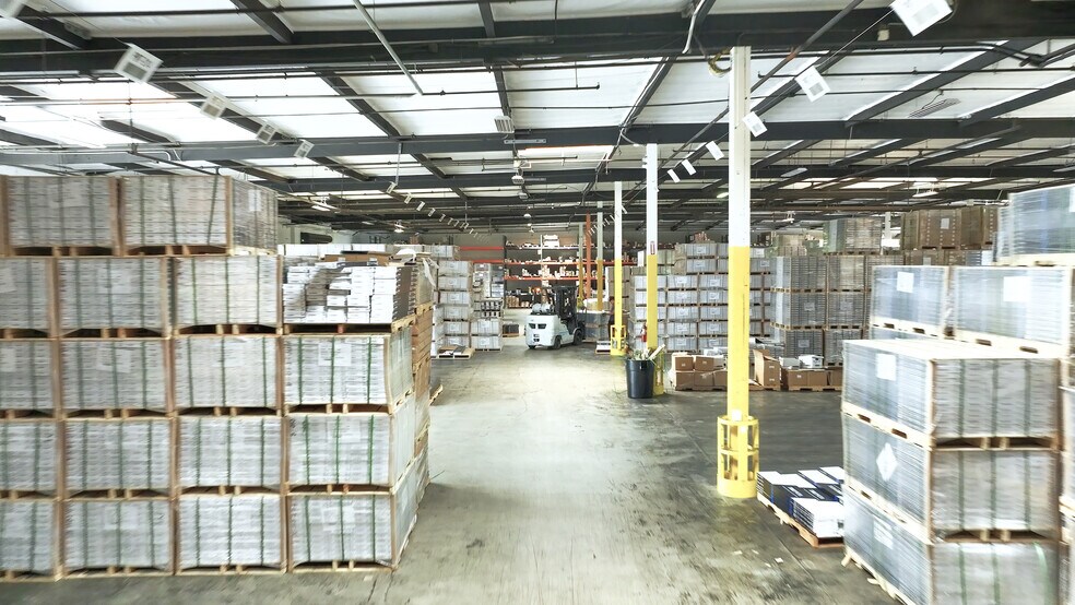 More Photos Of 7300 Somerset Blvd, Paramount Distribution For Lease