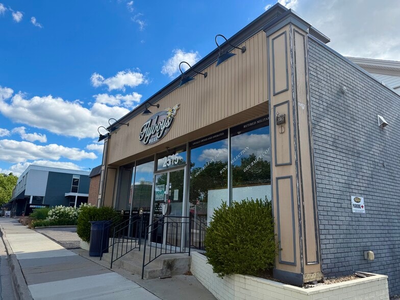More Photos Of 2515 Far Hills Ave, Oakwood Restaurant For Lease