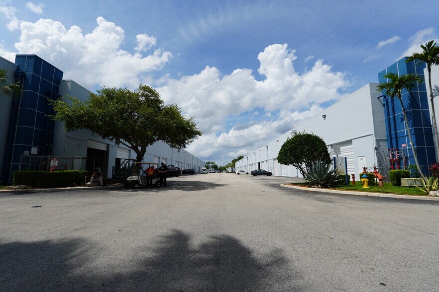 More Photos Of 20841 Johnson St, Pembroke Pines Warehouse For Lease