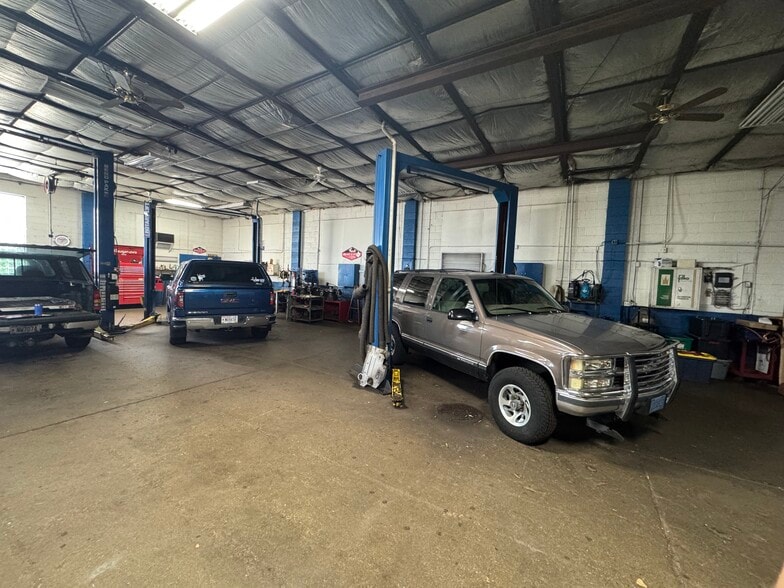 More Photos Of 1101 Niagara St, Waukesha Auto Repair For Sale