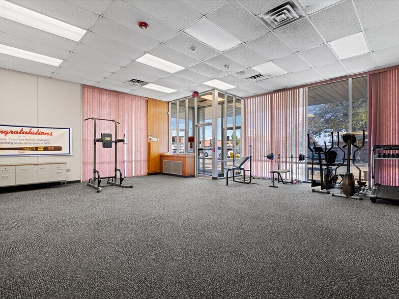 More Photos Of 126 S Maple St, Nowata Office For Sale