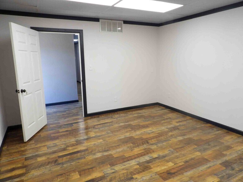 More Photos Of 400 E Jack Choate Ave, Hennessey Office For Sale