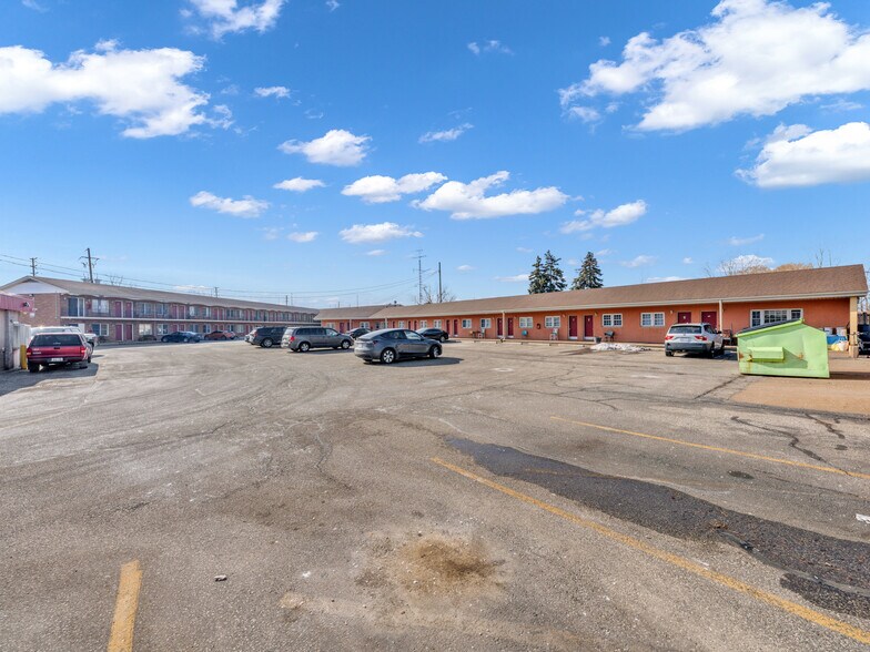 More Photos Of 2889 Howard Av, Windsor Hotel For Sale