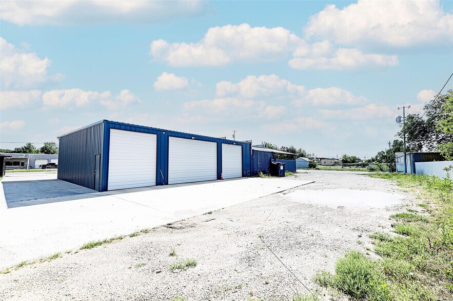 More Photos Of 406 W Wise St, Bowie Industrial For Sale