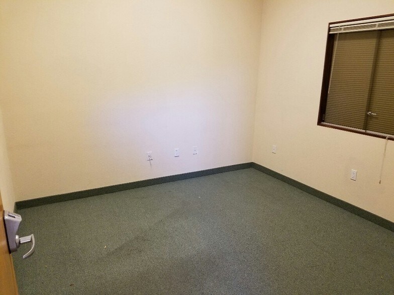 More Photos Of 5040 Edna Ave, Las Vegas Office For Lease