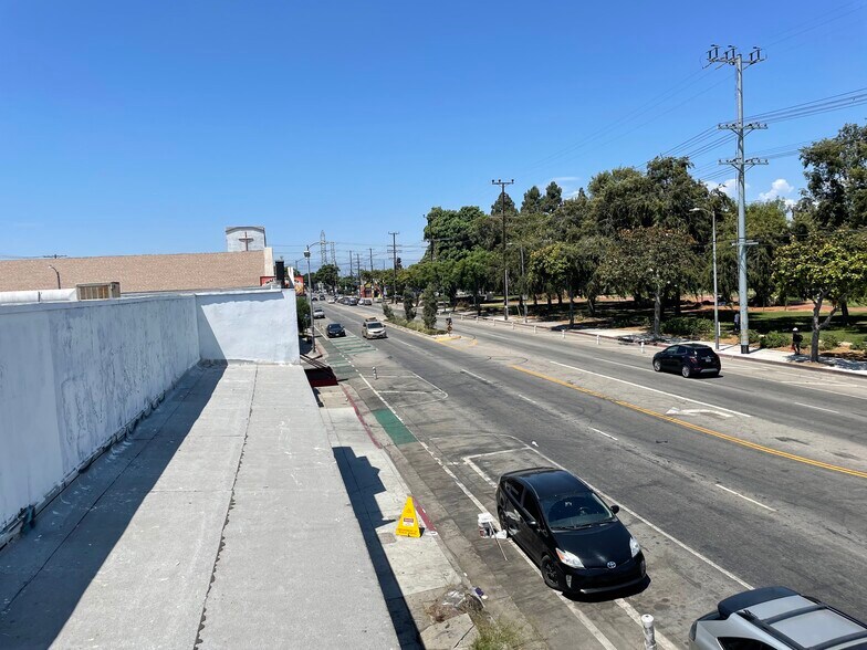 More Photos Of 10209 S Central Ave, Los Angeles Convenience Store For Lease