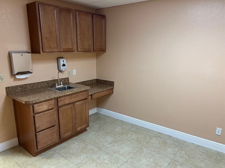 More Photos Of 260 Lookout Pl, Maitland Medical For Lease