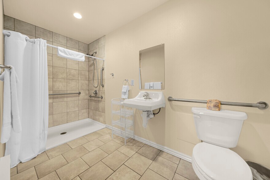 More Photos Of 60 Hickory Ave, Akron Hotel For Sale