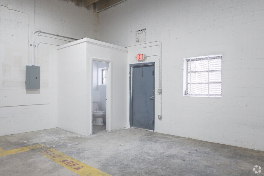 More Photos Of 18520-18590 NE 2nd Ave, Miami Warehouse For Lease