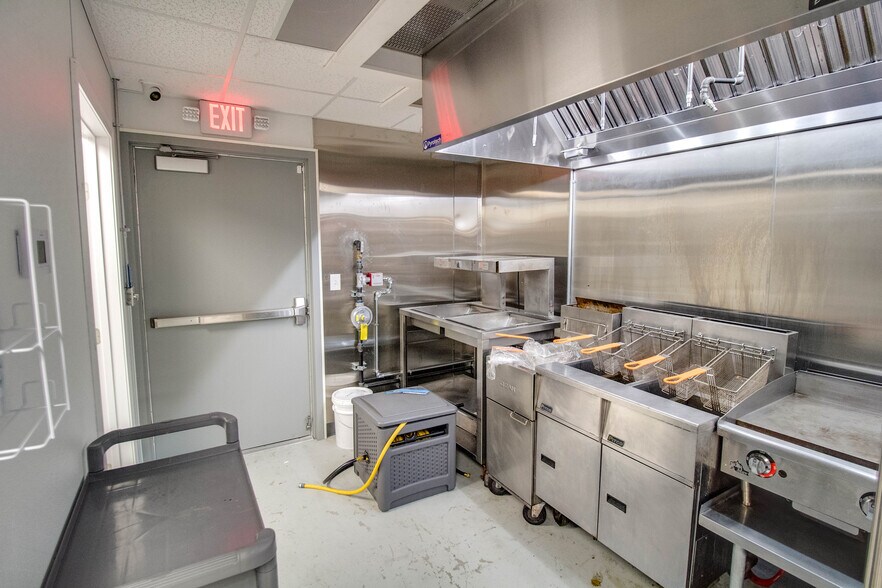 More Photos Of 711 S Central Ave, Roxana General Retail For Sale