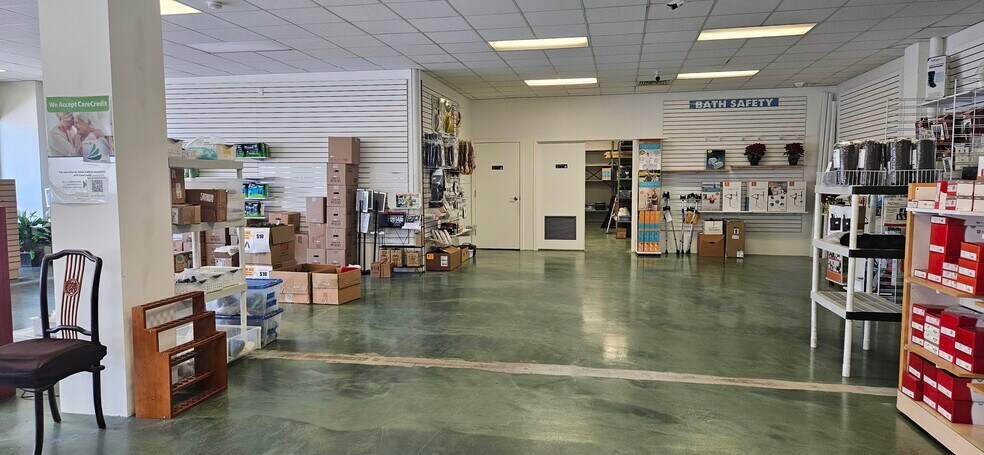 More Photos Of 2700 S King St, Honolulu Unknown For Lease