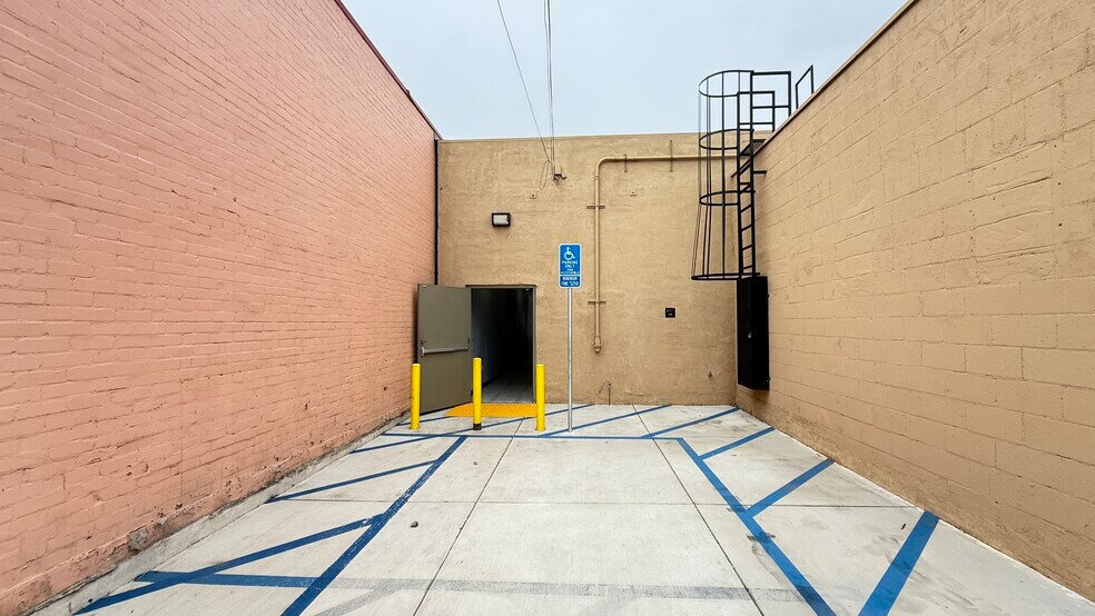 More Photos Of 1233-1235 N E St, San Bernardino Restaurant For Lease