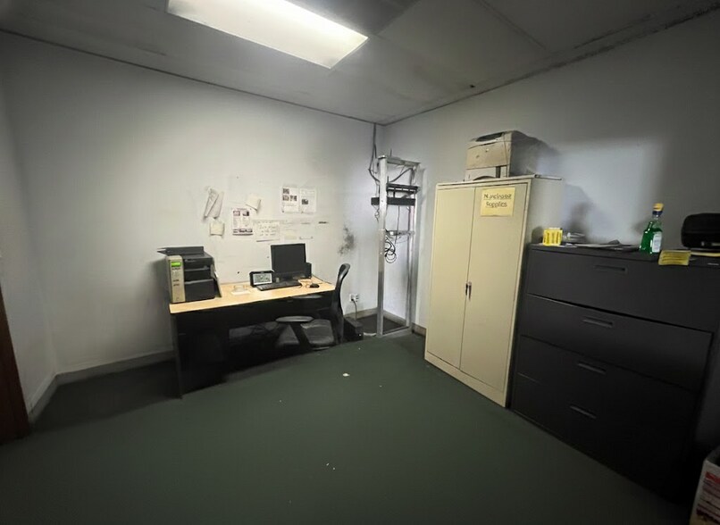 More Photos Of 4210 Will Rogers Pky, Oklahoma City Distribution For Lease