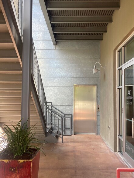 More Photos Of 242 W Sunset Rd, San Antonio Office For Sale