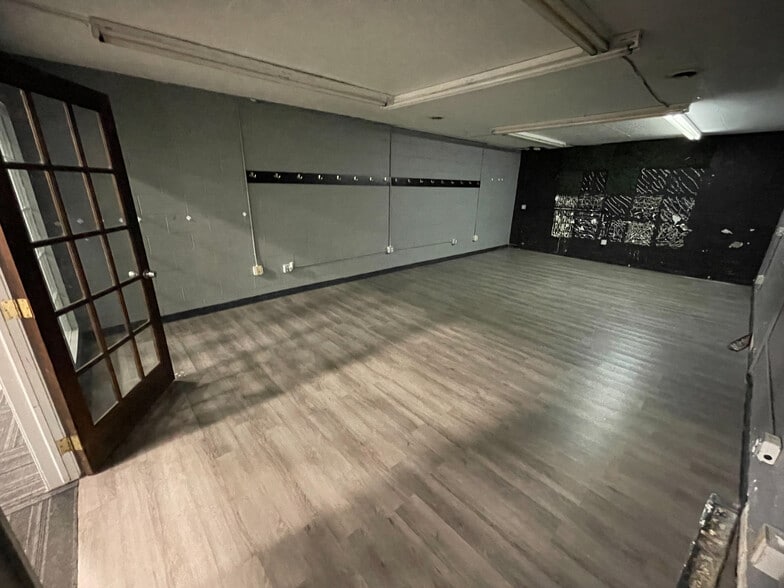 More Photos Of 1371 Saw Mill Run Blvd, Pittsburgh Warehouse For Sale